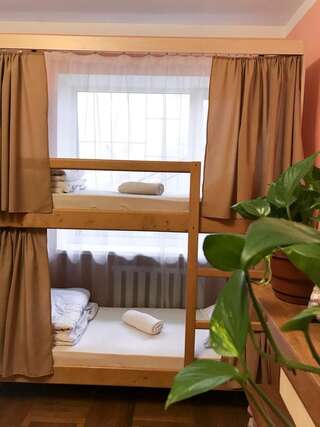 Хостелы Pelican Черновцы Четырехместный номер с общей ванной комнатой-2