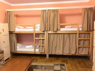 Хостелы Pelican Черновцы Четырехместный номер с общей ванной комнатой-6