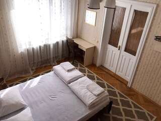 Хостелы Pelican Черновцы Семейный номер с общей ванной комнатой-4